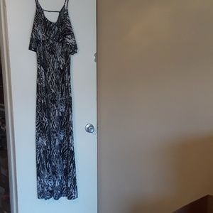 🤗 10/$25 LIKE NEW BLACK & WHITE LONG MAXI DRESS